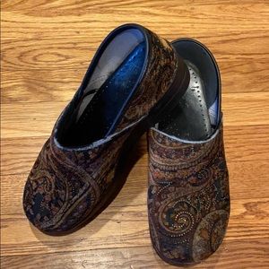 Dansko clogs Size 40 Excellent used condition
